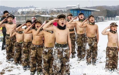 小男孩|那个3岁被逼雪地裸跑，接受“鹰式教育”的小男孩，如今已认不出