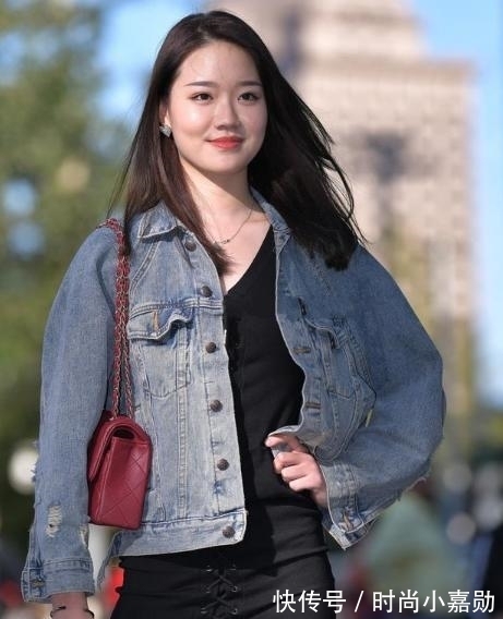 夹克 黑色连衣裙搭配牛仔外套,休闲高雅,少女感十足