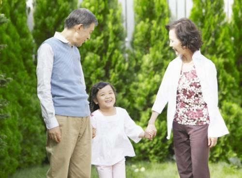 高收入|接娃时间也要“比一比”？高收入家长居然排底层，家长欲哭无泪