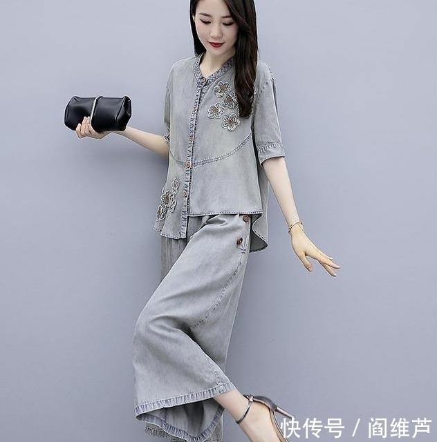 太洋气了,老婆换下裙穿这小香风套装,反比之前更美,女人味十足