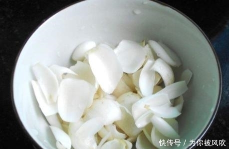 雪梨|多给孩子喝雪梨银耳润燥汤,每天喝一碗,清爽解燥又舒服