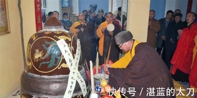 父亲#父亲去世后,孝子将遗体塑金身摆家里供奉,全村无人敢去串门