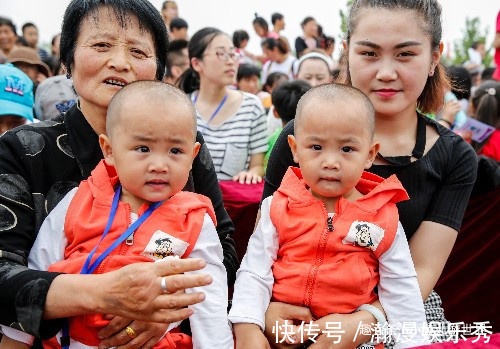生双胞胎|30多对双胞胎相聚农村景区,还有一四胞胎,看看他们长得像么