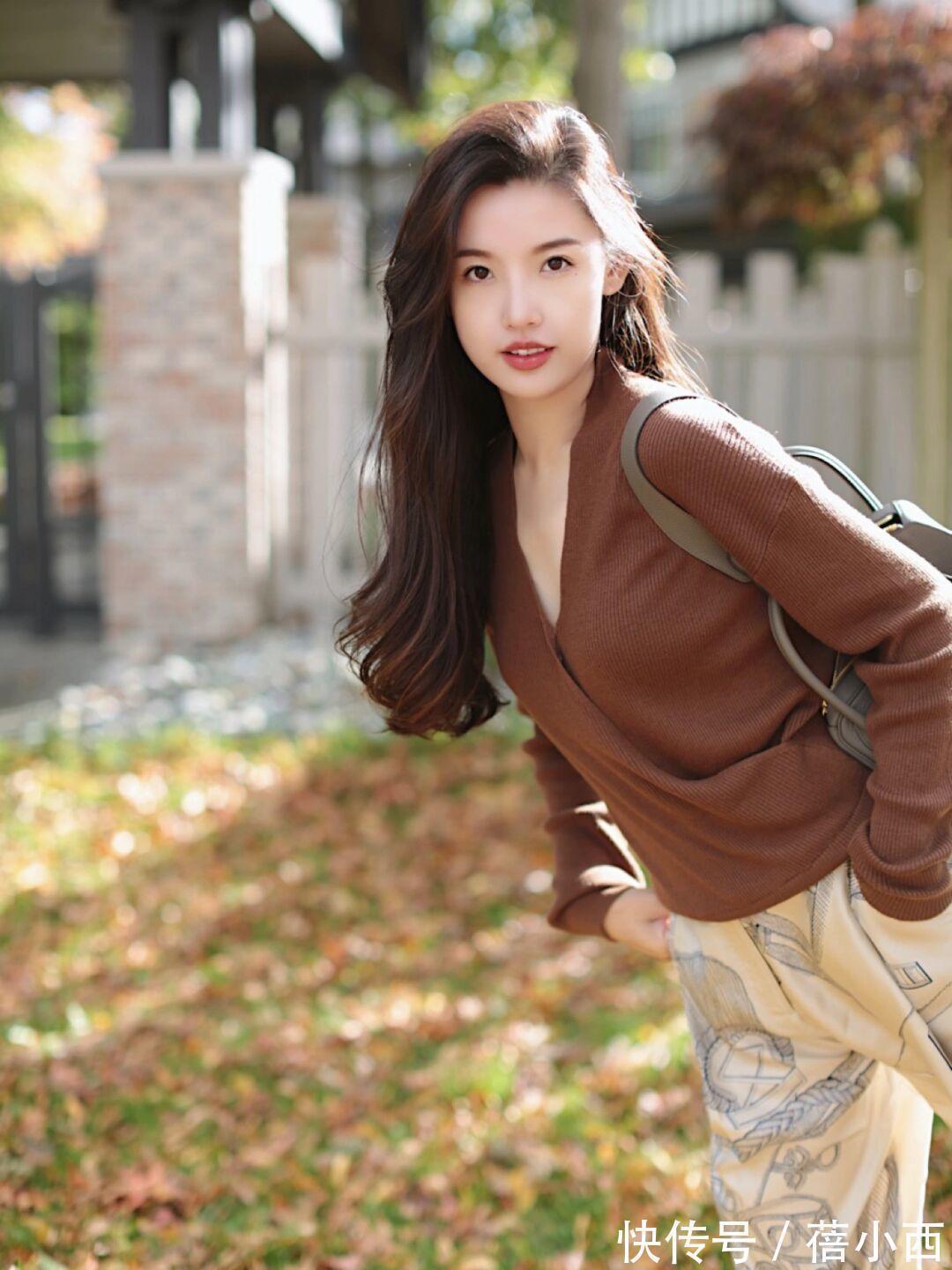 针织 奔三奔四的女人,秋冬建议多穿“大地色针织衫”,简约显贵又气质