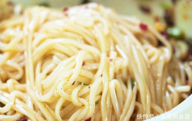 美味|挂面这样做太好吃,鲜辣爽口,荤素营养,6分钟上桌,解馋又美味