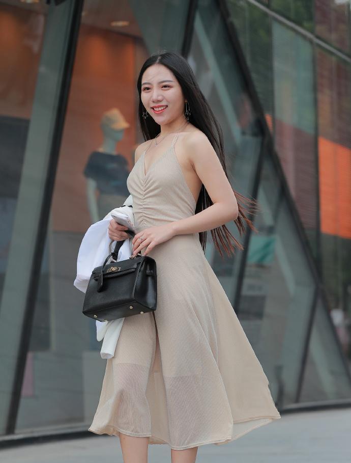 小妹妹|长礼服飘逸美丽，就像旗袍一样，显得美女格外娇小！
