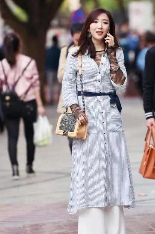 魅力|街拍：穿搭时尚的美女，貌美如花，走在街头魅力十足