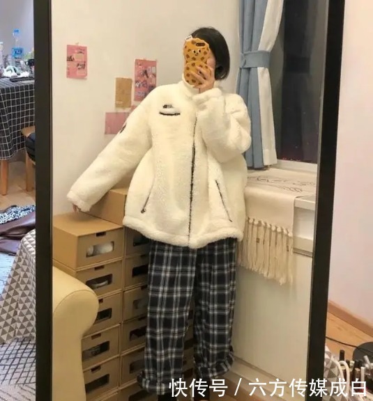 今年冬天正流行的一种穿法叫:“羊羔毛外套+休闲裤”,减龄时髦