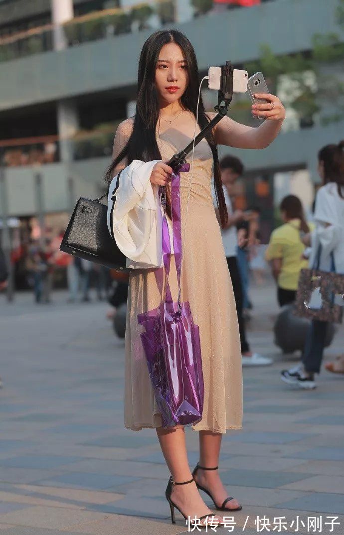 包臀裙 裸色的吊带连衣裙,上半身带褶皱设计,看上去十分的有质感