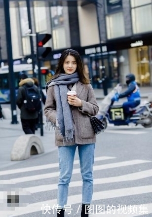 路人街拍，小姐姐绿色抹胸搭配黑色高腰半身裙，很是温柔性感