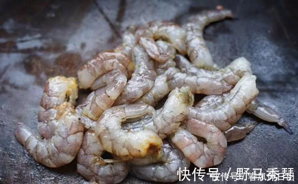 寒冬时节钓鲫鱼,虾肉拉饵有奇效,详细制作步骤在这里