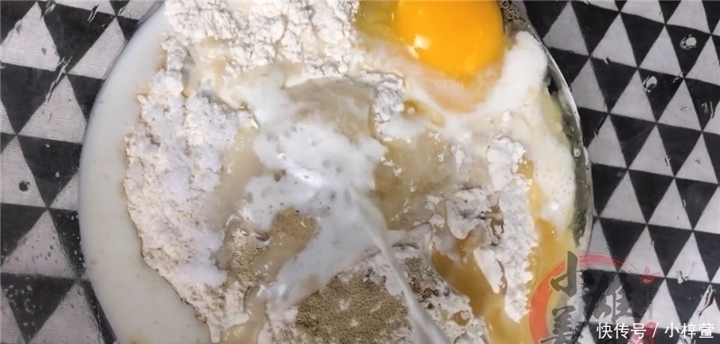 把8个面团放进电饭锅里,不加一滴水,刚出锅就被抢吃光