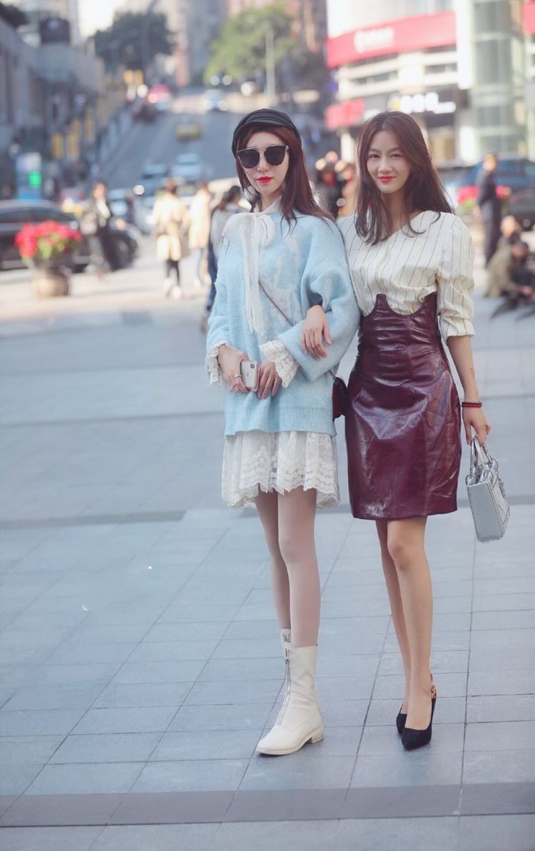 街拍:两位时尚小美女,走在人群中,就是最养眼最出众的
