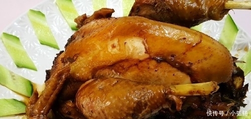  整只鸡往电饭锅里一丢，不加1滴水1滴油，出锅后老婆和儿子抢着吃