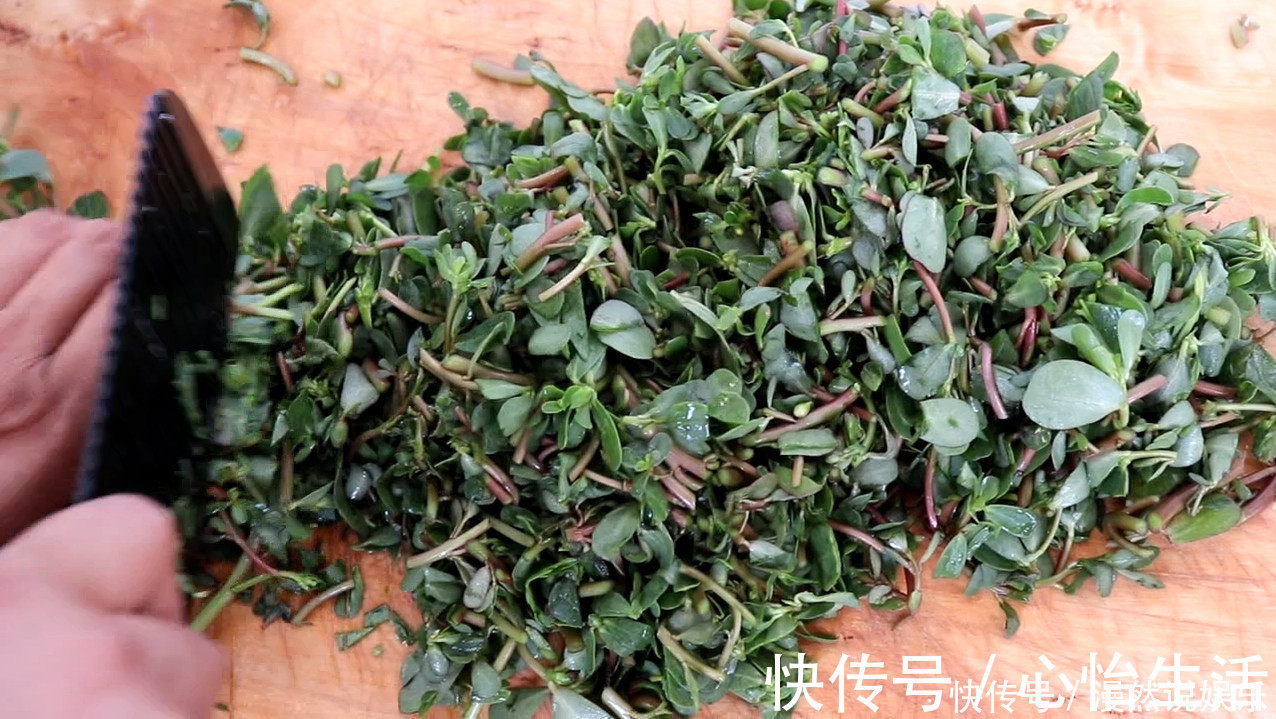 搅拌均匀|马齿苋最好吃的做法，家里每次做一大盆不够吃，吃着真香