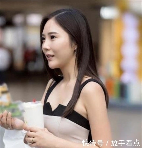 街拍小美女气质高雅,身穿一件连衣裙,简洁大方又不失美感与优雅