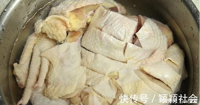 比白切鸡还好吃入味的清蒸鸡,不用一滴油,蘸上酱汁好吃不上火