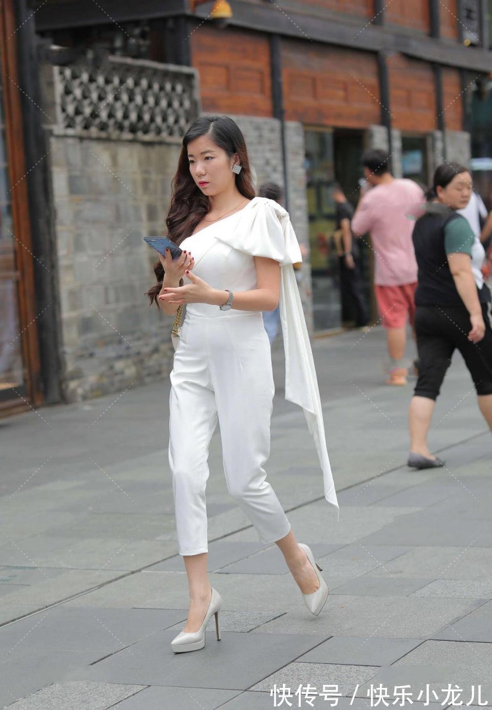 气质美女|非常自信的气质美女,独自走在大街上,散发着独特的味道与气息