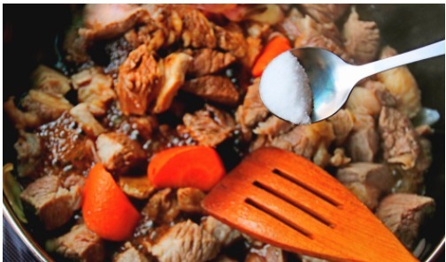 60岁大厨:炖牛肉时,在汤汁里加点它来炖,牛肉快速软烂入味