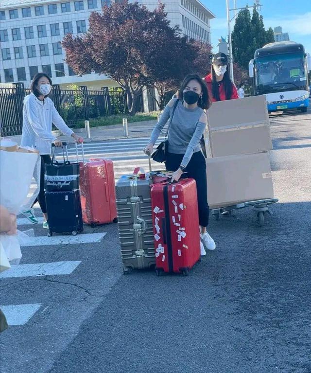 中国女排国家队|女排低调解散！龚翔宇满满2大箱子行李，袁心玥时髦打扮心情不错
