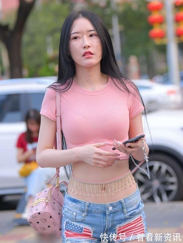 美女 柳腰细腿的打底裤美女,大方得体的搭配风格也耐看,清凉舒适!