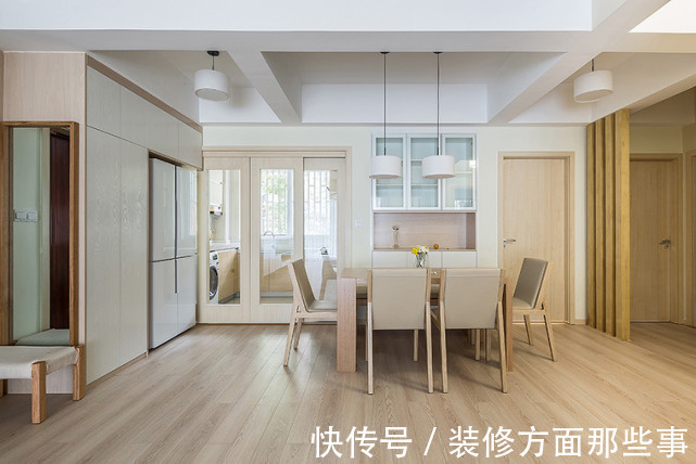 玄关|110平现代简约风三居室,浅色木质电视柜增添一抹现代高级质感