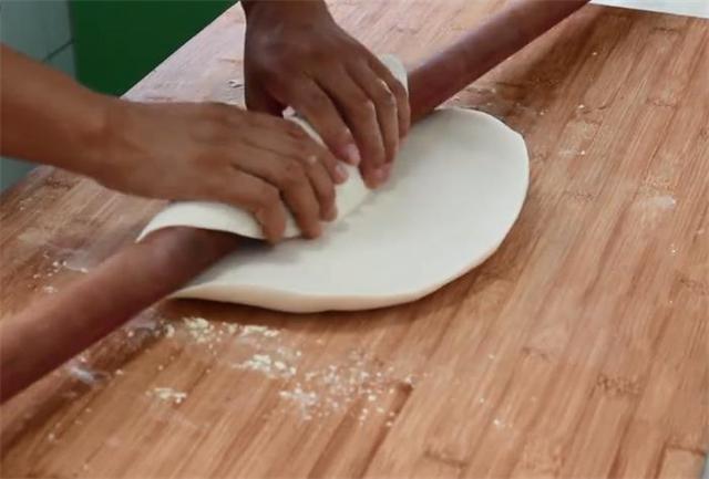 这才是北方人最拿手的手擀面做法,手工做的比机器压的还要好