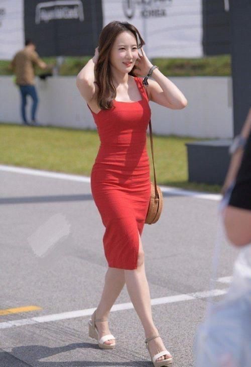 大红色 美女穿搭:大红色连衣裙搭配休闲高跟凉鞋,清纯可爱,笑容迷人