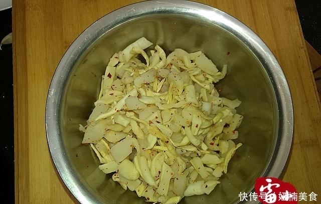 腌了一瓶萝卜,家人一顿就吃光了,太好吃,又腌了一瓶!