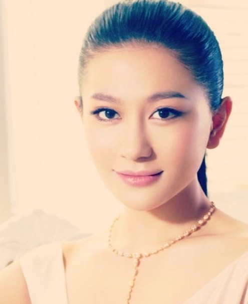 因婚纱设计被关注,诸多女星的好友,兰玉到底有多大魅力?