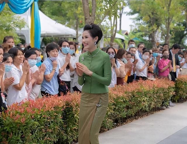 诗妮娜嘚瑟了一身苹果绿亮相，戴太后的蓝宝石，有诗丽吉的风韵