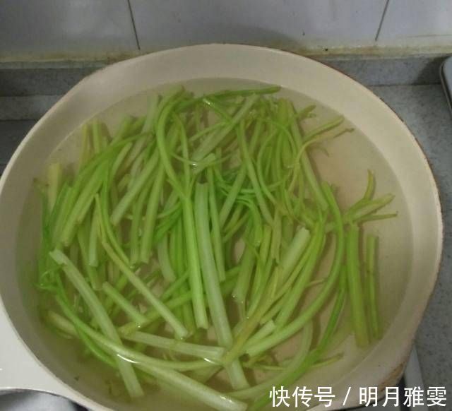 香味|香芹炒鸡蛋,入口充满了香味,很嫩,大人小孩都喜欢