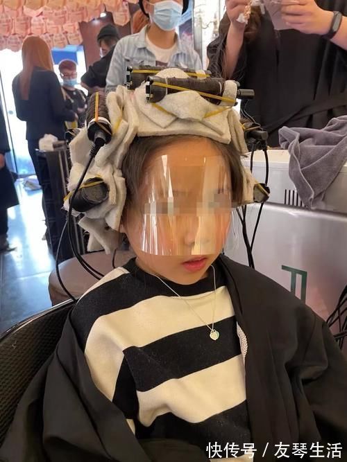 头发|快过年了,90后宝妈带娃烫头被批评,到底能不能给孩子烫头发