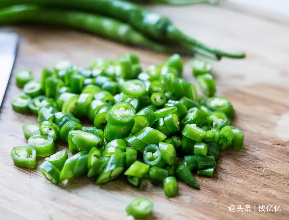 凉拌辣椒香脆鲜辣，拌面条下馒头怎么吃都好吃！