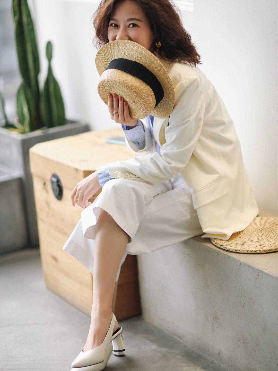 小腿|初秋,裤子的“高级穿法”是这样的,简单日常又百搭,照穿准没错