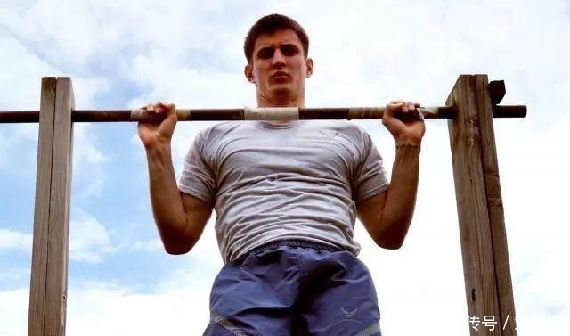 仰卧起坐|为什么大部分男生都做不了引体向上真没想到!