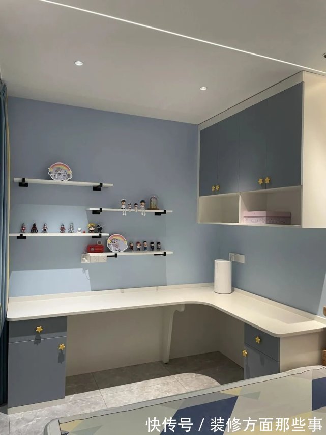 灯光|104平四口之家，客厅激光投影太过瘾，整柜的手办太壮观