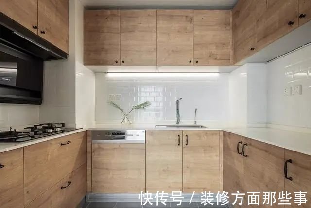二居室|85m2 原木风二居室,玄关柜分割洗衣房和玄关