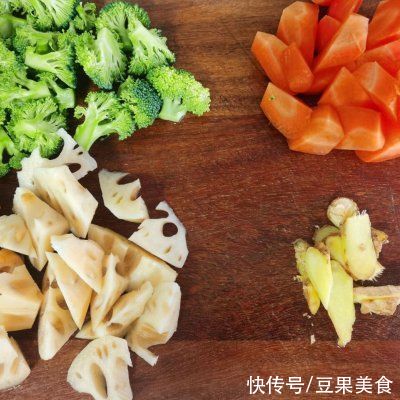 胡萝卜|这道西蓝花排骨汤，家人天天求我做