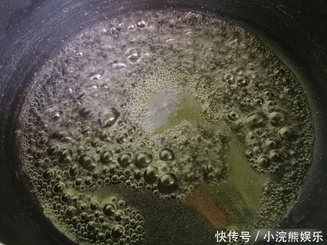 焦糖|牛奶别直接喝了，加2个鸡蛋，不用烤箱不用打蛋器，出锅抢着吃