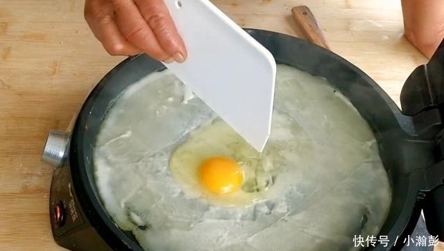 十分钟快手做煎饼果子,外韧内酥,卫生划算,不输小吃摊