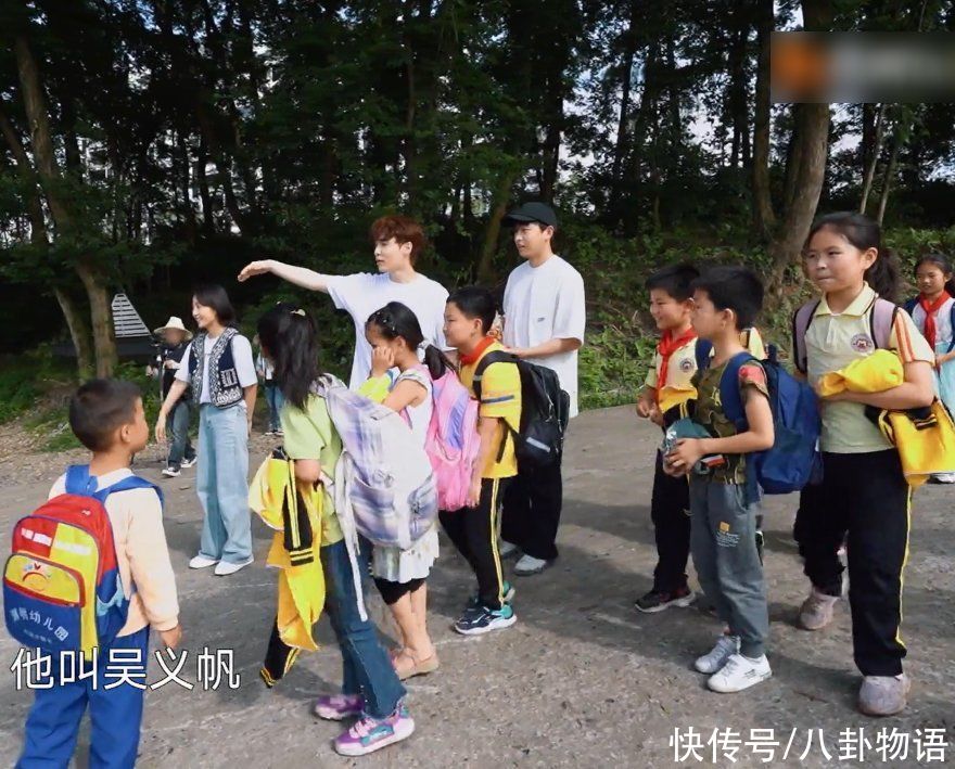 小朋友|张艺兴外出招呼小朋友，却意外偶遇“吴亦凡”，下意识表情太好笑