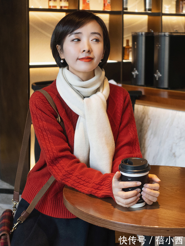 搭配 秋天别总穿大地色,经典“红+黑”更显白显气质,黄黑皮有救了