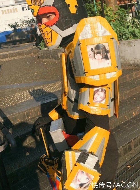 奇葩|日本小哥拿13位前女友照片cos帝王剑,网友吐槽:难怪都分手了