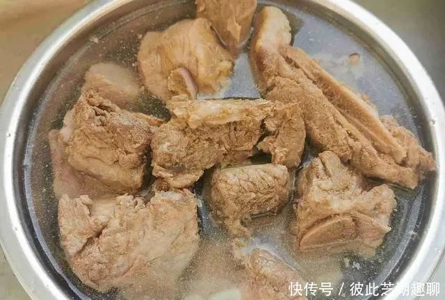 排骨|排骨焯水后为什么又腥又柴？看了大厨的做法，原来是用错水了！