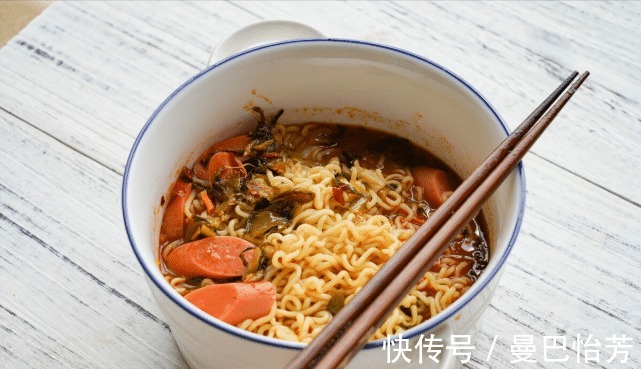 方便面|82岁儿科主任呼吁停止食用,比鸡精还伤骨骼,家长尽早撤下餐桌