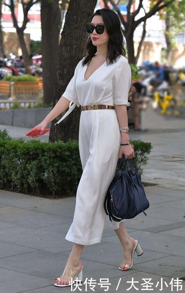 牛仔|美女街拍吊带小背心搭牛仔热库,时髦又个性,超有吸引力