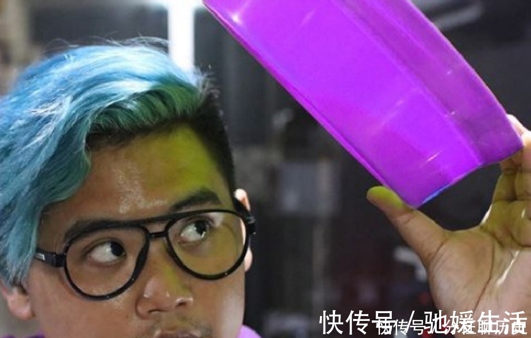 泰国|泰国小哥又出神操作,用猫粮盆cos女僵尸,两颗僵尸牙太抢眼