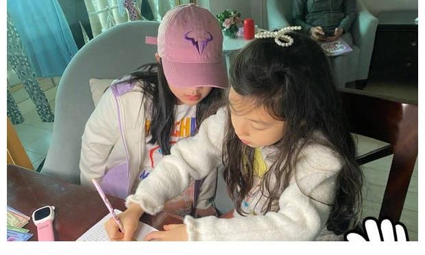 《爸爸5》萌娃重聚 Jasper与小泡芙玩游戏气氛欢乐