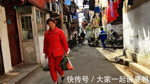 妈妈|冬季的幼儿园门口,就是父母的''睡衣秀'',孩子们已''无地自容''